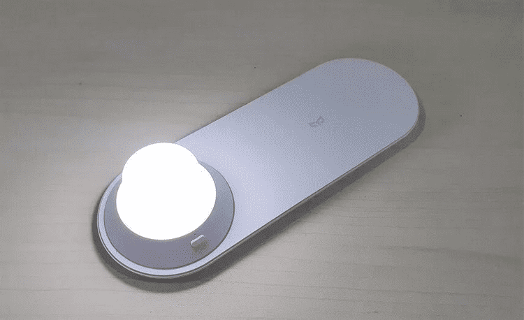 Свечение ночника на зарядном устройстве Xiaomi Yeelight Wireless Charging Night Light